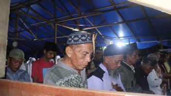 West Pasaman Earthquake Victims Pray Tarawih In Emergency Mosque