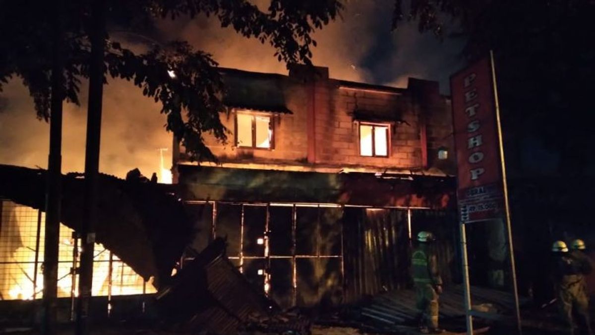 Hindari Api, Dua Orang Terjun dari Lantai 2 Ruko yang Terbakar di Pasar Kemis