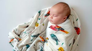 8. Bedong Bayi Terlalu Rapat Bisa Picu Gangguan Panggul, Kata Dokter