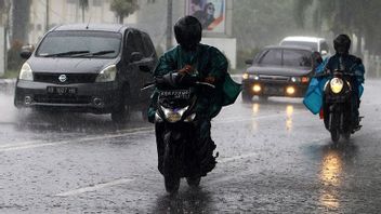 インドネシアの一部地域では、雨に雷が伴う点に注意してください。