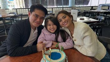 Acha Septriasa يطبق الوالدية المشتركة من أجل حياته المهنية وطفله