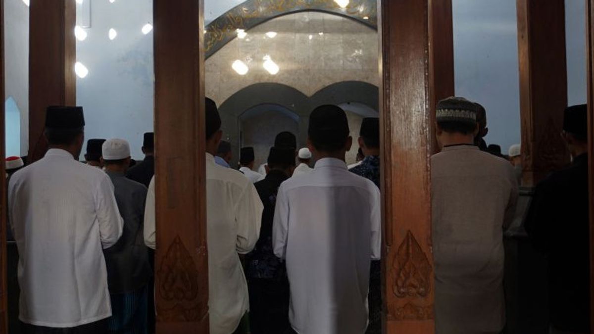 今天，Al Mudhlor Tulungagung朝拜者在伊德尔菲特里祈祷