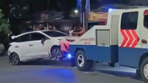 Toyota Yaris Warna Putih Terjun Bebas ke Kali KBT Cakung, Ternyata Sopirnya Mengantuk