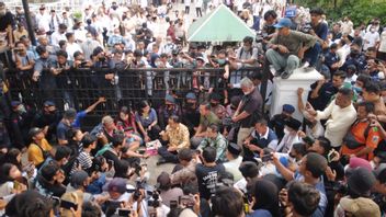Pendemo Desak Tanda Tangan Pertanggungjawaban Permasalahan Jakarta, Anies Baswedan Menolak