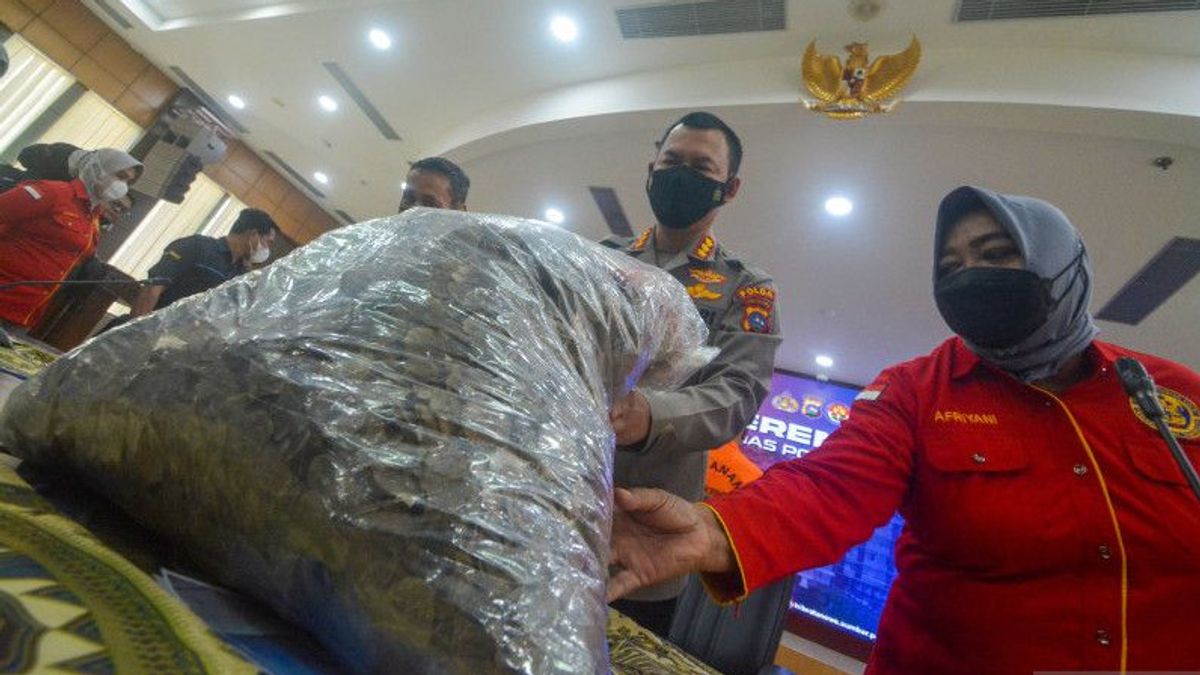 بيع موازين البنغول 66.8 كيلوغراما ، حكم PN Pontianak على جمادي بالسجن لمدة 9 أشهر بغرامة قدرها 5 ملايين روبية إندونيسية