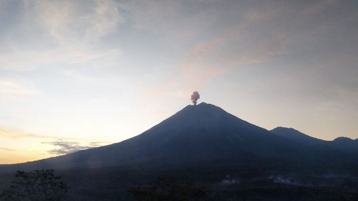 Gunung Semeru Kembali Erupsi Disertai Letusan Setinggi 900 Meter 