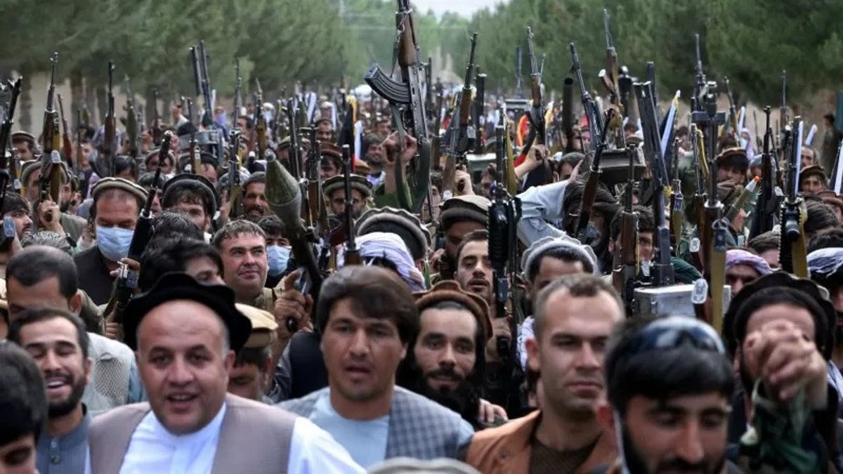 塔利班领导人阿卜杜勒·加尼·巴拉达尔在10年后返回阿富汗，2200名外交官和平民撤离