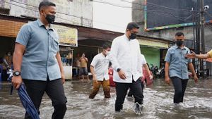 Medan Banjir, Wali Kota Bobby Nasution Bareng Kahiyang Ayu Blusukan