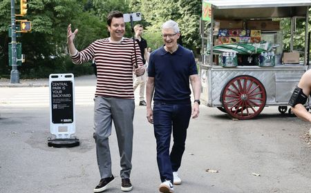 Jimmy Fallon dan Tim Cook Jalan-Jalan di Central Park, Bahas iPhone 16, AI, dan Mustard