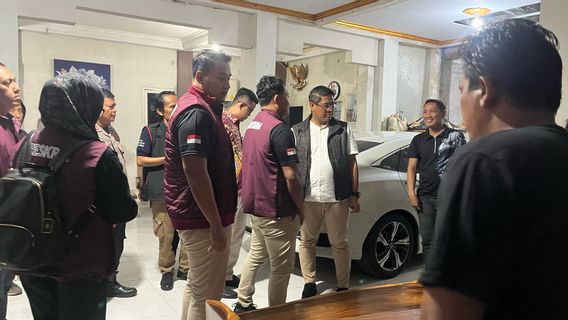 警察刑事调查股在卡利巴鲁的科霍德人家中搜查
