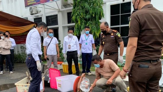 Kejari Palembang Musnahkan Barang Bukti Sitaan Senjata Api Rakitan dan Amunisi Aktif