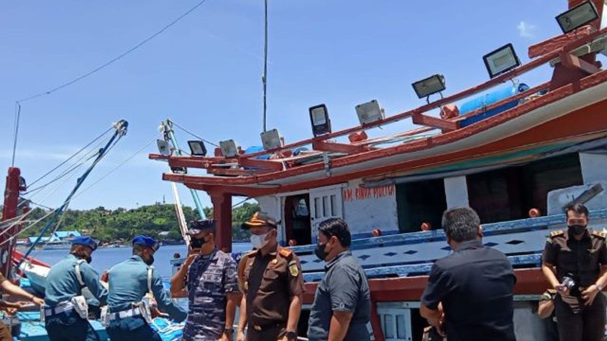 البحرية الإندونيسية تسلم سفينة صيد غير مرخصة إلى المدعي العام لولاية سابانغ