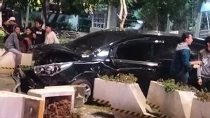 Kecelakaan di Sudirman, Mobil Tabrak 2 Pemotor dan Pembatas Jalur Sepeda, Polisi Masih Selidiki Penyebab Pastinya
