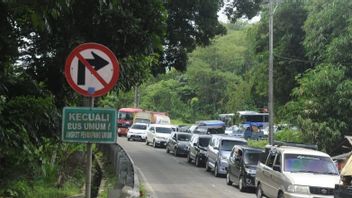 Severe Traffic To Anyer-Carita Beach, Banten Police Implement One Way