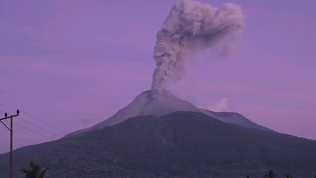 Mount Lewotobi Men In Flores Eruption As High As 700 Meters