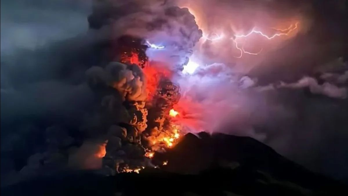 ثوران بركان جبل روانج في سولوت ، توقفت عمليات مسار أجنحة الأجنحة Ternate-Manado مؤقتا