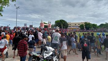 警察は何百人もの観客とスロンでサッカーの試合を分散
