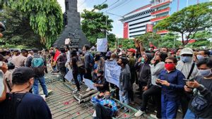 Buruh-Mahasiswa Jebol Gerbang DPRD Jateng Tolak UU Cipta Kerja