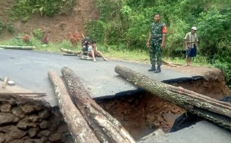 Jembatan Penghubung Trenggalek-Ponorogo Ambrol Tergerus Air