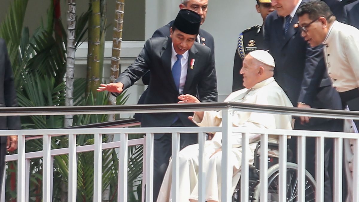 Le pape François porte de vieilles chaussures en Indonésie : une vie facile à choisir