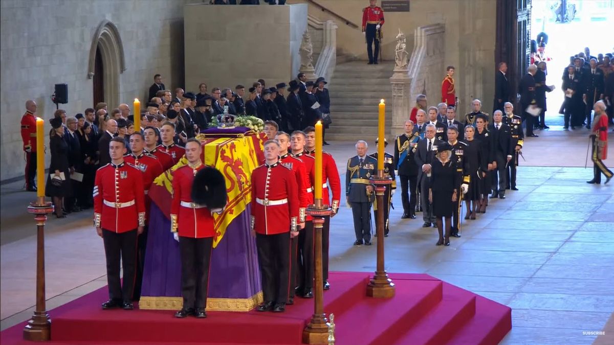 Peti Mati Ratu Elizabeth II Dibawa dari Istana Buckingham ke Westminster Hall, Diiringi Raja Charles III dan Keluarga Kerajaan 