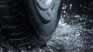 Mengetahui Penyebab Aquaplaning dan Tips Menghindarinya