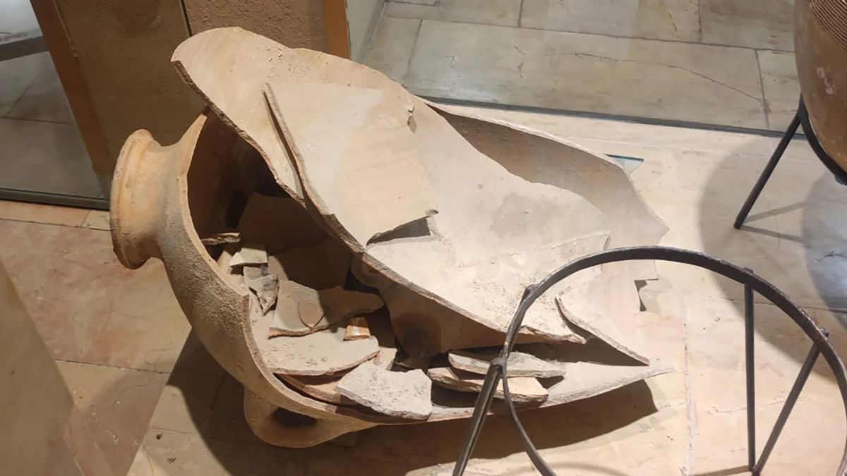 This Toddler Accidentally Breaks The Bronze Age Guci At 3,500 In Museums