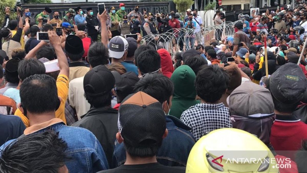 Aksi Bela Kiai Muqit, Ratusan Warga Desak Bupati Jember Faida Minta Maaf secara Terbuka