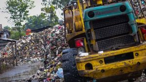 Pemkot Bandung Tutup Tumpukan Sampah Menggunung dengan Seng di TPS Pasar Ciwastra