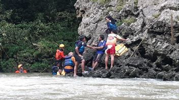 مرشد سياحي تجره التيار في نهر سيجولانج بانغانداران ، فريق SAR لا يزال يبحث