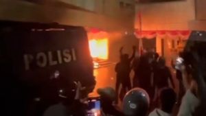 Demonstran Bakar Markas Gegana di Kramat Raya Senen