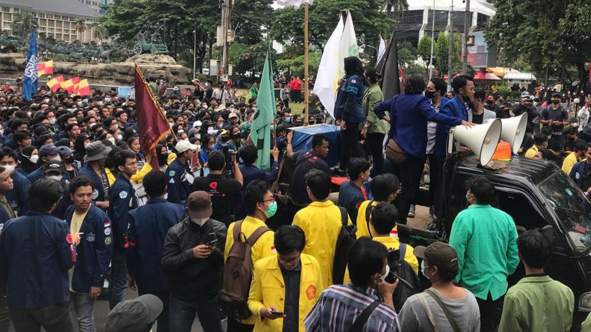 Diadang Kawat Berduri Tak Bisa Masuk Mendekat ke Istana, Mahasiswa Soraki Polisi