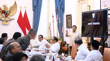 プラボウォ大統領は、貧困緩和の鍵として教育とエンパワーメントを強調するラタス学位を授与