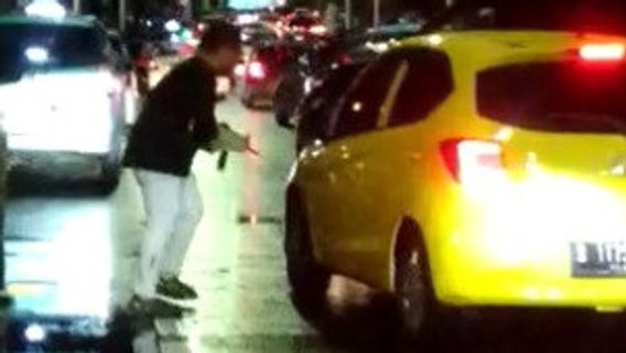 Brio Kuning yang Ditabrak Fortuner Hitam di Senopati Ternyata Sopir Taksi Online yang Sedang Angkut Penumpang Wanita