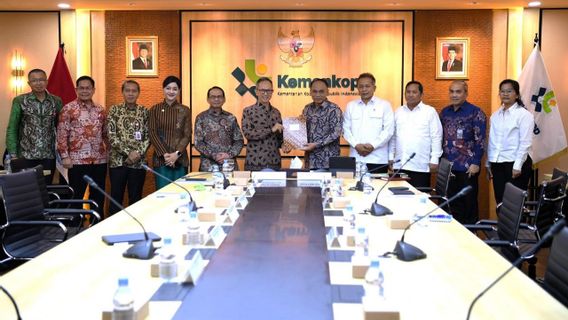 Menkop Serahkan Daftar Koperasi yang Jalankan Kegiatan Jasa Keuangan ke OJK