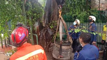 L’équipe Gulkarmat évacue Des Pierres Soupçonnées De Reliques Historiques De 1700 Enterrées Sur Le Trottoir TB Simatupang
