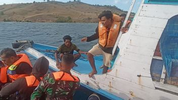 コモド海域で波に打たれた壊れた船、SARチームによって救助された11人の観光客