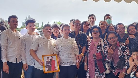 Le corps de Melisha Utuh lorsqu'il a été déplacé près de la tombe à travers le long de Sidabutar