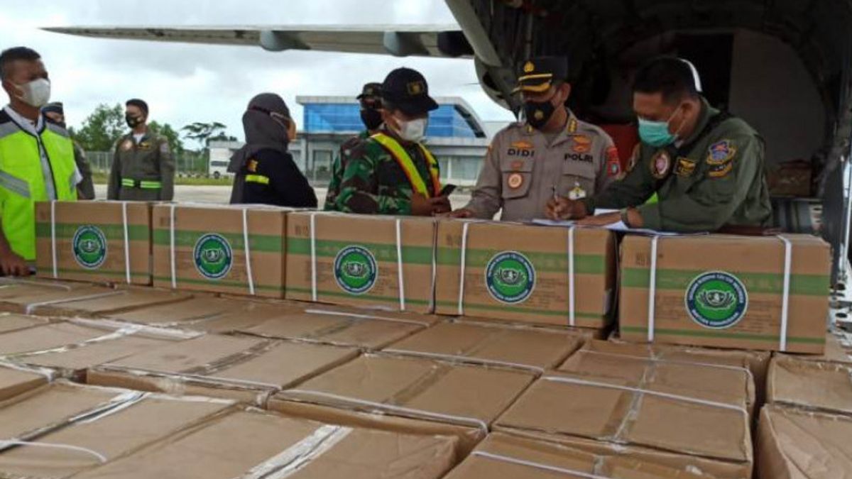 Le Commandant De La Force Armée Nationale Envoie 100 Bouteilles D’oxygène Au Gouvernement Provincial De Bangka Belitung