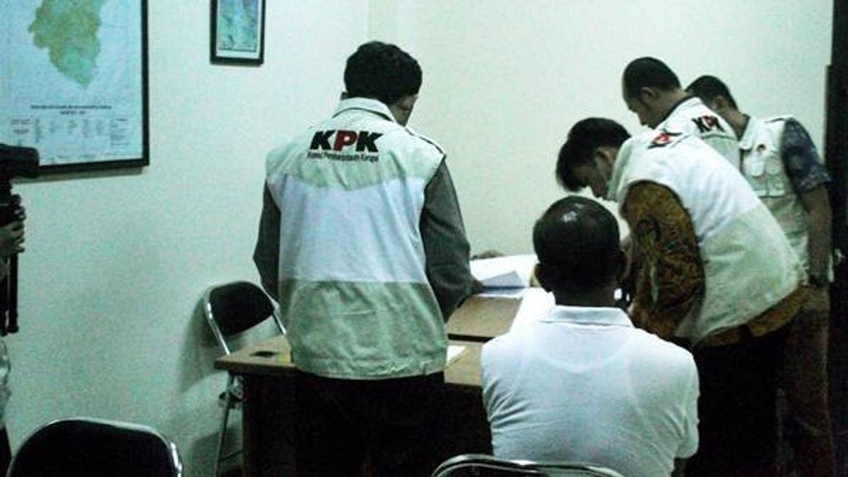 KPK organise à nouveau une OTT, cette fois-ci, le tour du maire de Madiun est pris
French: KPK organise à nouveau une OTT, cette fois-ci, le tour du maire de Madiun est pris