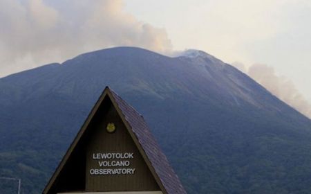 Pos Pemantau Catat 35 Kali Letusan di Puncak Gunung Ile Lewotolok NTT