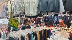    <i>20 Ribu…20 Ribu…</i> Pedagang Pasar Senen Jajakan Pakaian Bekas Bagi Para ‘Pemburunya