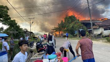 حريق في مستوطنة قرية لونغ بيلواه ، بولونغان ريجنت يراجع الموقع مباشرة