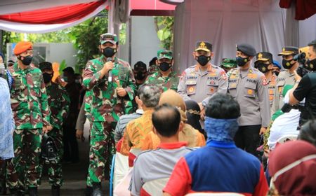 Panglima TNI Bareng Kapolri Tinjau Vaksinasi Massal di Puskesmas Surabaya