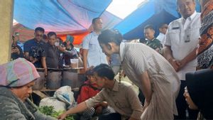 Accompanied By Selvi Ananda, Vice President Gibran Shopping For Vegetables At The Dolok Sanggul People's Market