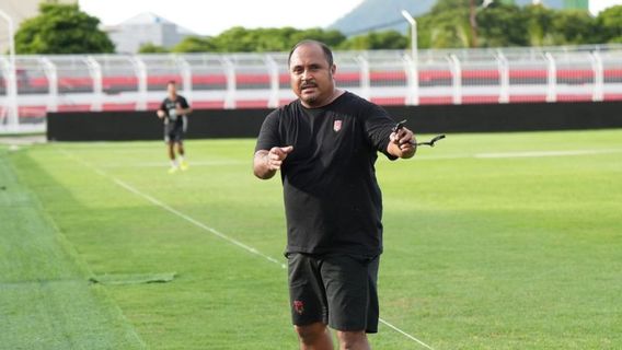 Coach Bertangan Dingin, Imran Nahumarury Raih Pelatih Terbaik Liga 1 April 2025