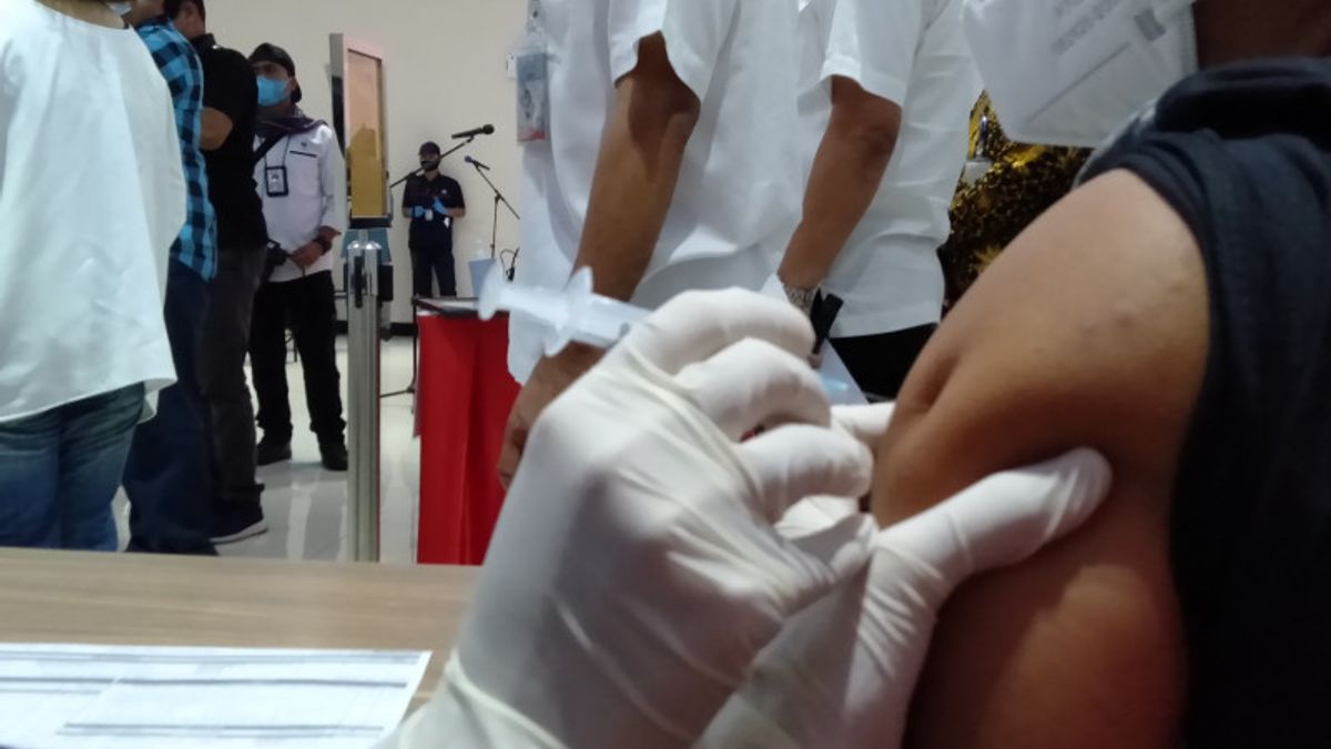 Le Vaccinateur Viral Contre La COVID N’appuie Pas Sur Flunger Lors De L’injection, Karawang Regent Et Kasatreskrim Interviennent