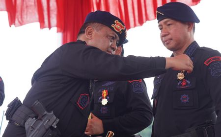 Penyematan Roda Kompas Tandai Pengangkatan KSAD Jadi Warga Kehormatan Utama Korps Brimob