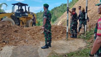 من أجل سيادة جمهورية إندونيسيا، جنود من القوات المسلحة الإندونيسية يفتحون حصارا على الطريق الحدودي في كرايان كالتارا باتجاه الماليزي باكالالان