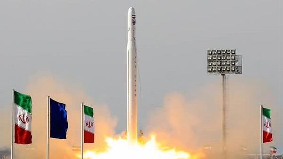 Iranian Elite Troops Successfully Launch Noor-3 Military Satellite Into Orbit